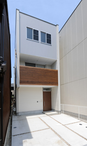 無機質な質感の外観に、太めのルーバーをデザインに取り入れた外観