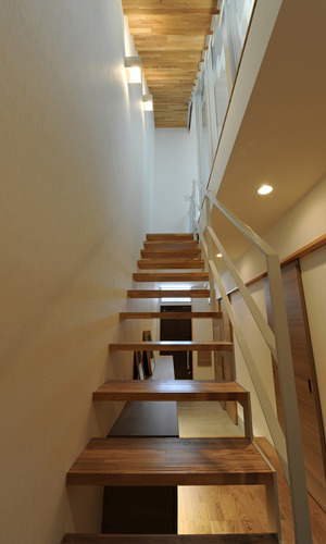 トップライトから入った光が、筒状に最下階まで光を導く階段