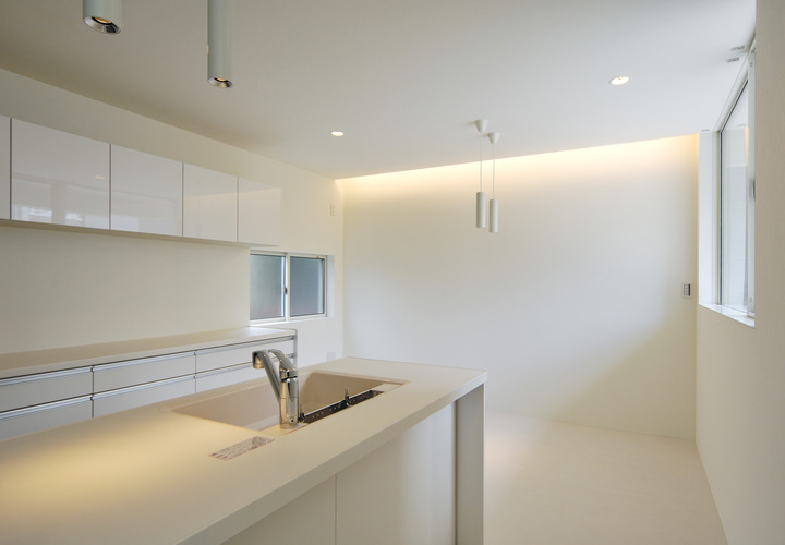 白で統一した、生活感を消した清潔でシンプルなＬＤＫ