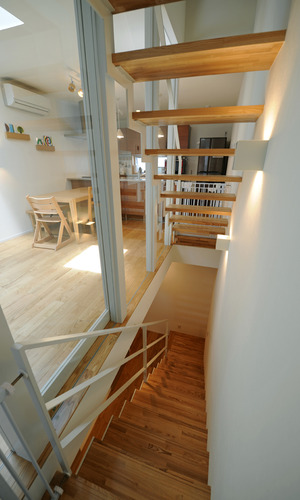 階段を印象的な形状にし、ＬＤＫ＋もう一つの空間として魅せる階段