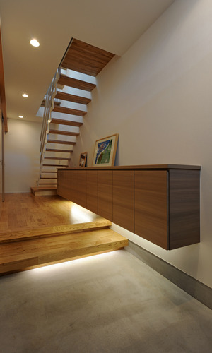 トップライトからの柔らかな光によって、木漏れ日のような光の演じる玄関ホール