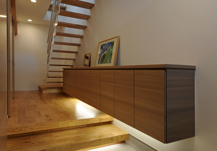 トップライトからの柔らかな光によって、木漏れ日のような光の演じる玄関ホール