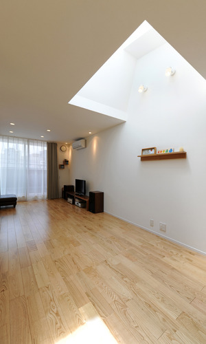 部屋の中央にトップライトを設けて、全体に光が入る明るいリビング