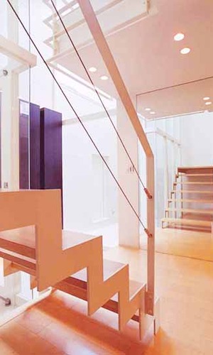 鏡を配置した階段下スペース