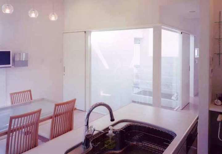 キッチンから中庭を眺める