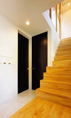 ２階へと続く木の階段