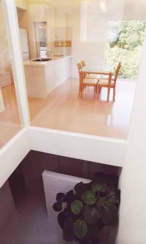 吹き抜けからリビングを眺める