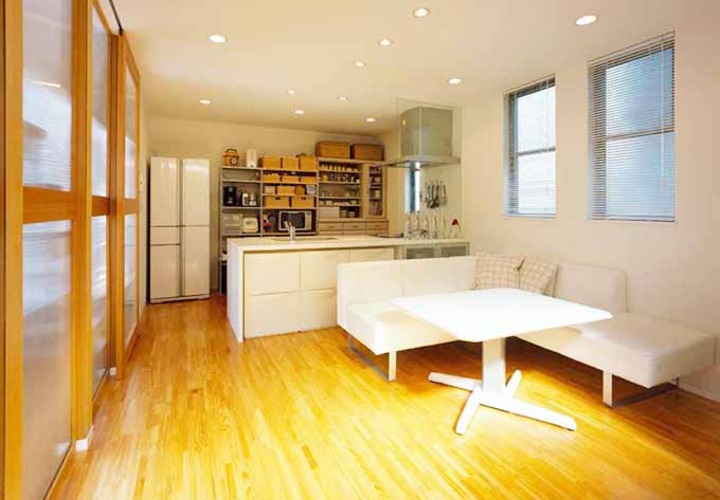 明るい日が差し込むリビング