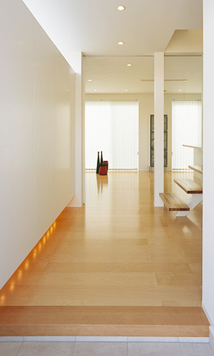 玄関から部屋を見渡す