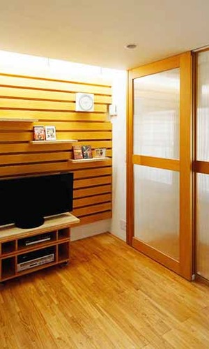 木の質感で統一されたリビング