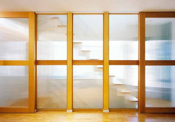 すりガラス越しに階段スペースを見る