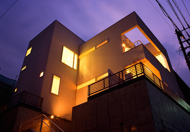 夜の外観