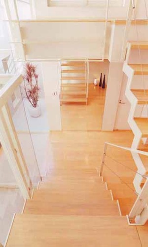 吹き抜けの開放感がある階段スペース