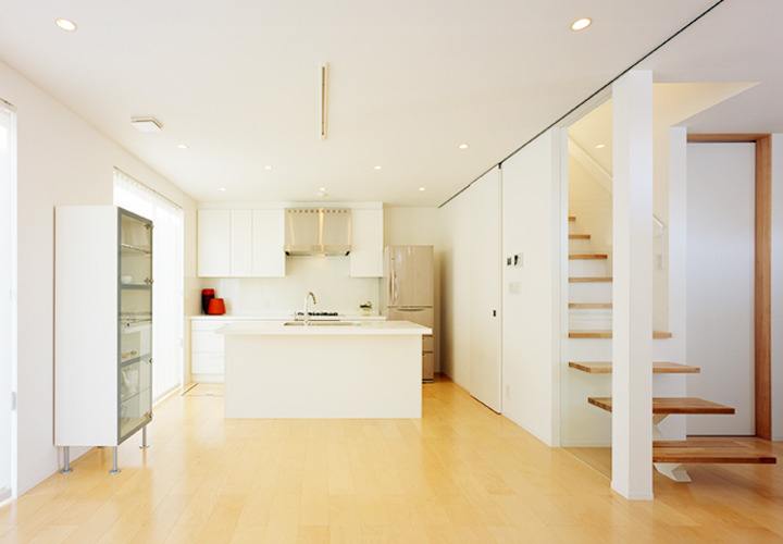 白でまとめたキッチンスペース