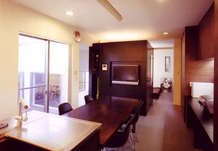 シックな雰囲気のリビング