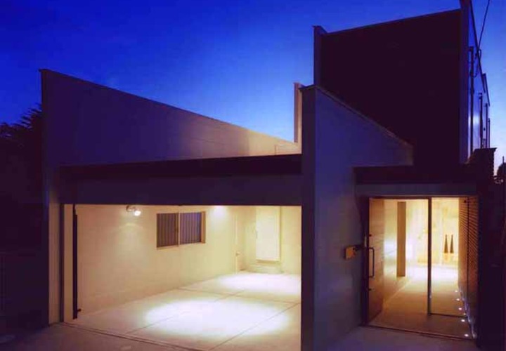 駐車スペースを照らす暖かい灯り