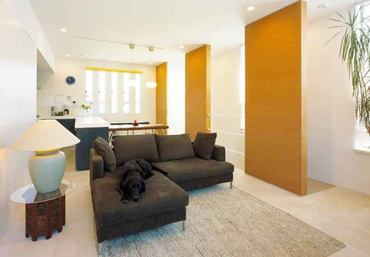 明るく日が差し込むリビング