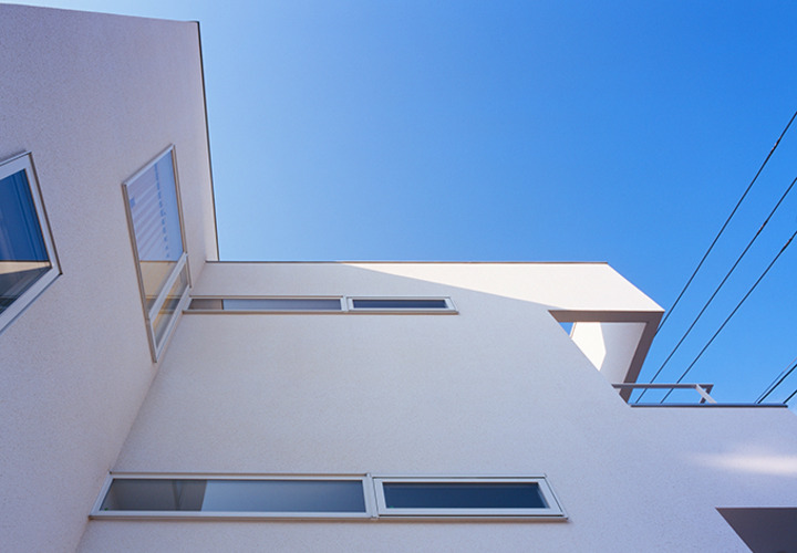 白い壁面と青空