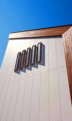 木のアクセントが印象的な外観