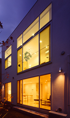 暖かい灯りがもれる夜の外観
