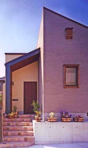 正面から外観を眺める