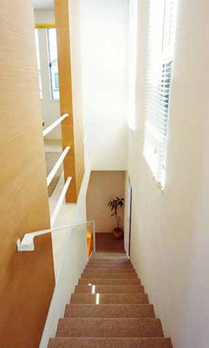 吹き抜けの明るい階段