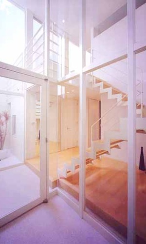 玄関から階段スペースを眺める