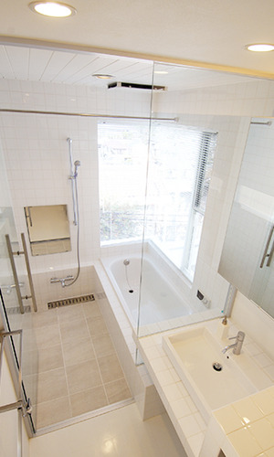 天井まで続く窓を配した明るいリビング