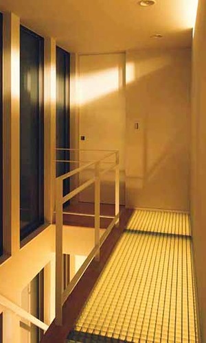 下からの灯りが届く階段上スペース