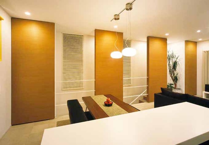 格子状の木の壁がアクセントのリビングスペース