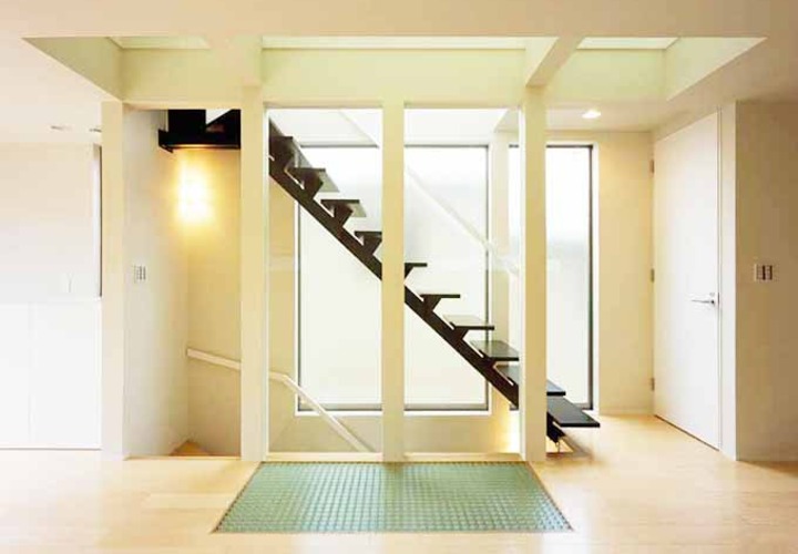 階段脇の大きな窓