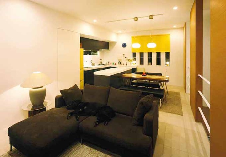 黒がポイントのリビング