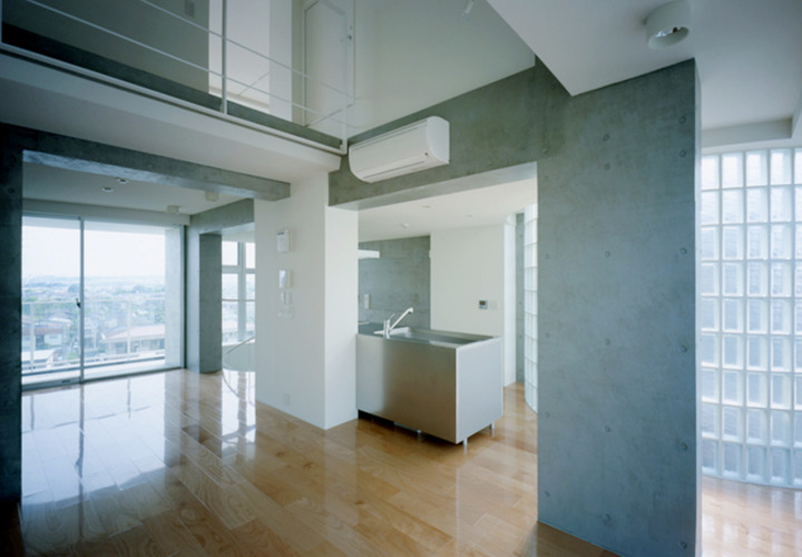 ガラスブロックと吹抜けのLDK