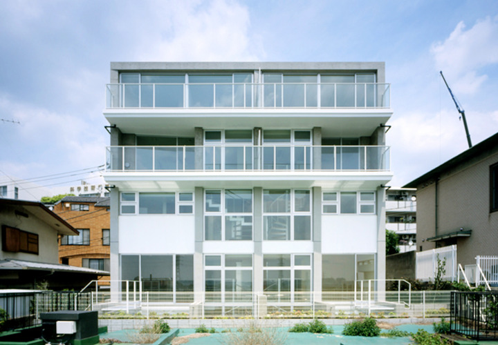 傾斜地にて、全面開口の外観