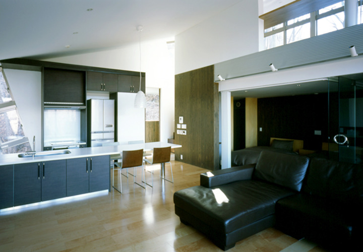 ３方向の窓から光が差し込むLDK