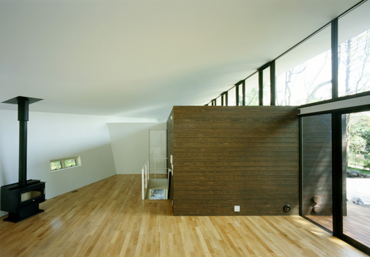 暖炉が置かれたリビング