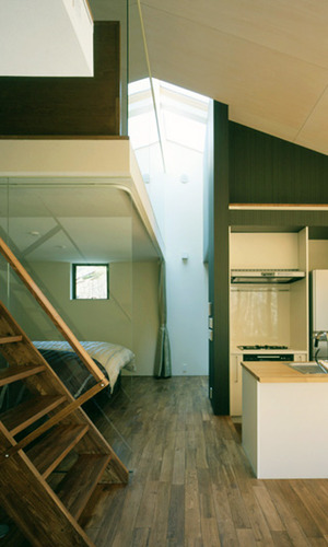 寝室と水まわりを隔てるトップライト