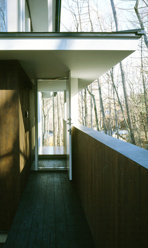 傾斜地の道路から、ブリッジで繋がるエントランス