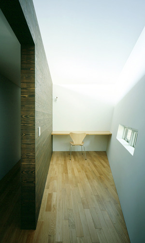 小さな窓と落ち着いた色合いのプライベートスペース