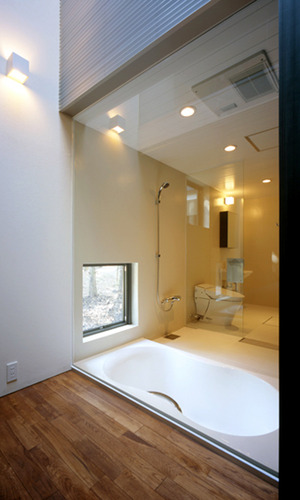 浴槽から垣間見える小さな自然