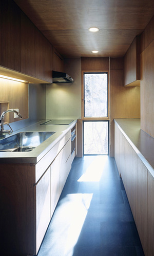 素材を統一したキッチン