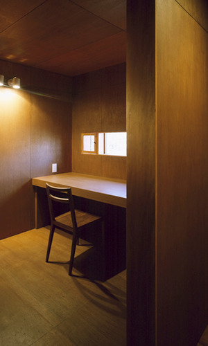 造り付けの書斎コーナー