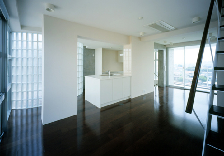 南北の開口と側面のガラスブロックで明るいLDK