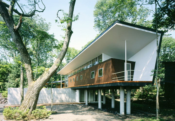 高低差がある敷地に建つ