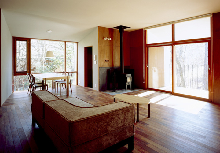 色んな方向の風景を眺められるリビング1