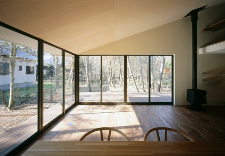 テラスはリビングと自然の緩衝地帯