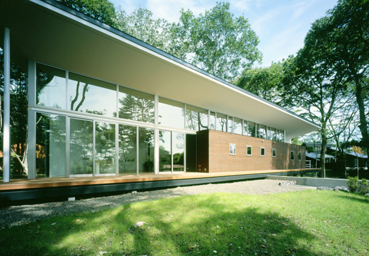 ガラスと木のボックスで構成した外観