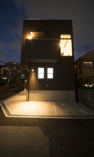 隠れ家のような凛とした空気と、家庭の和やかさの両面を持つ夜の外観