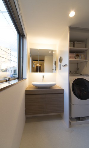 窓の景色を楽しみながら身支度ができる、コンパクトかつ凛とした佇まいの洗面所