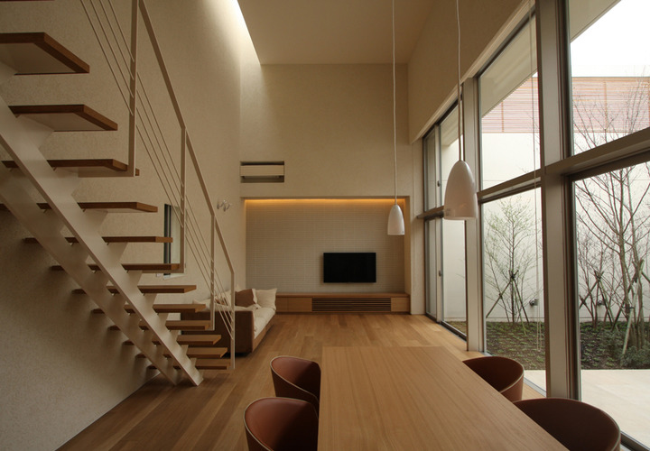 居間から中庭を見る